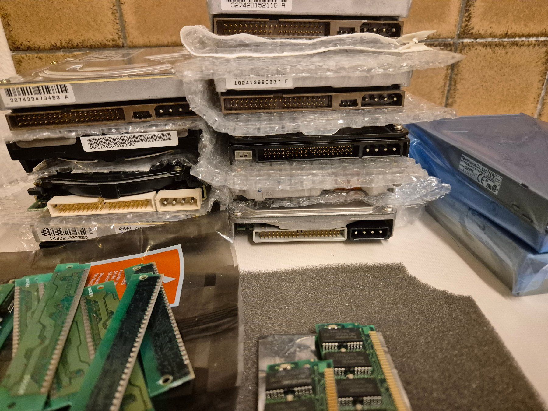 PC: **alte Hardware / IDE Festplatten und RAM in MB Grösse** – Usato da Uster venduto da Leoporello