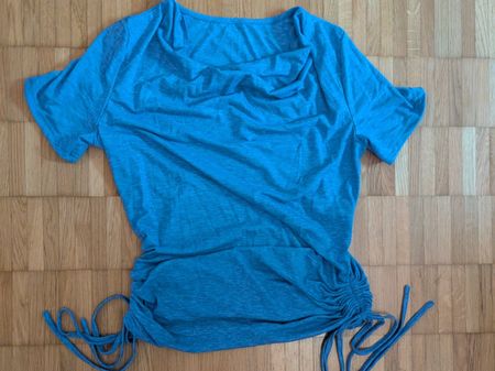 Damen T-Shirt blau Grösse M mit Raffung neuwertig