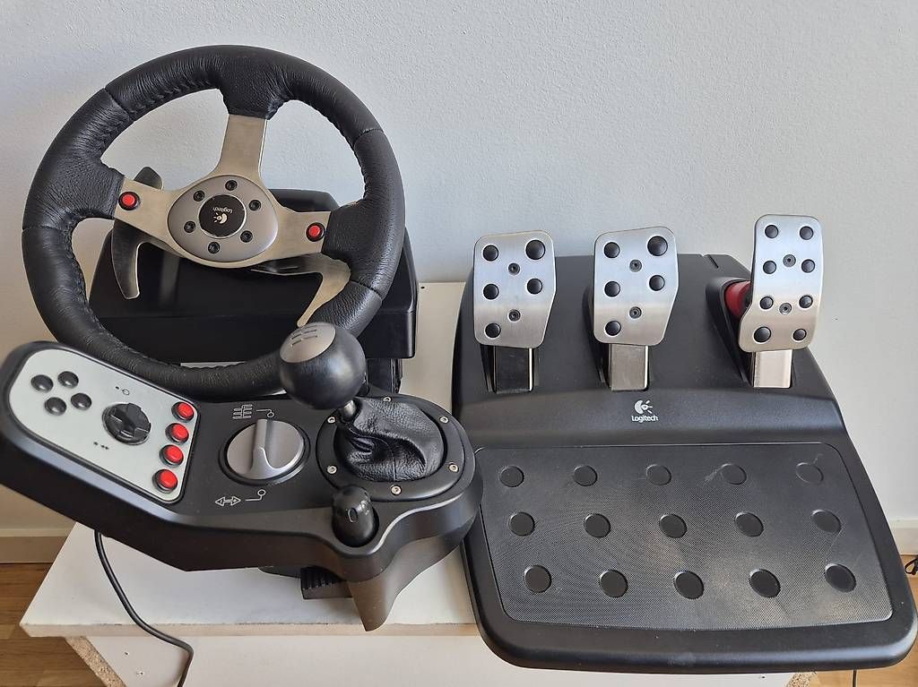 Giochi: Volant de simulation avec pédalier et levier de vitesse – Usato da Genève venduto da Thefirstseller