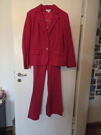 Roter Anzug mit weissen Nadelstreifen