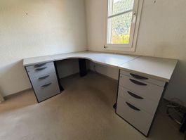 Eckschreibtisch grau mit zwei Rollcontainern