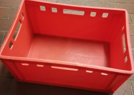 Rote Hartkunststoffkiste Standardmass  mit Grifflochungen ge