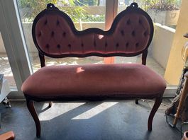 Elegantes, kleines Sofa im antiken Stil