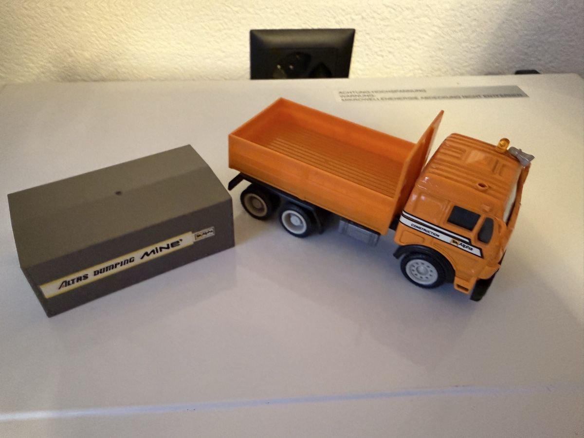 Kit di modellismo & Modellini statici: Dreiachs-LKW mit einer grauen Plane – Nuovo (secondo la descrizione) da Charmey (Gruyère) venduto da Schimmelblau 1