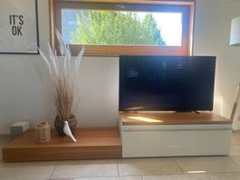 Hochwertiges TV-Möbel (Now) mit passendem Podest