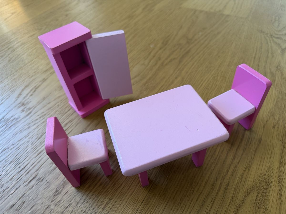Case e mobili per bambole: Puppenstube Möbel Set Rosa aus Holz – Usato da Lyss venduto da Landleben0 2
