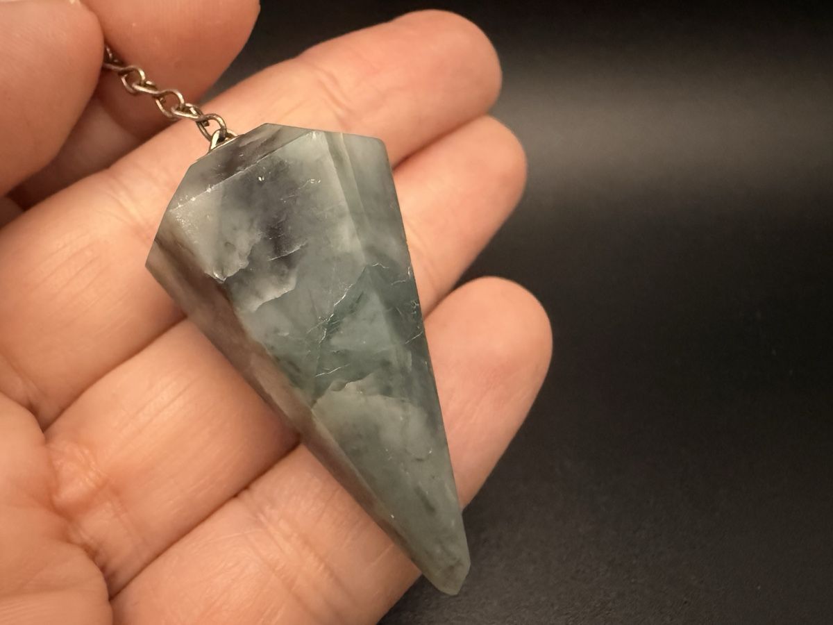 Minerali & Pietre curative: Naturstein-Pendel, Fluorit – Usato da Lamone venduto da LaCantinaMagica 2