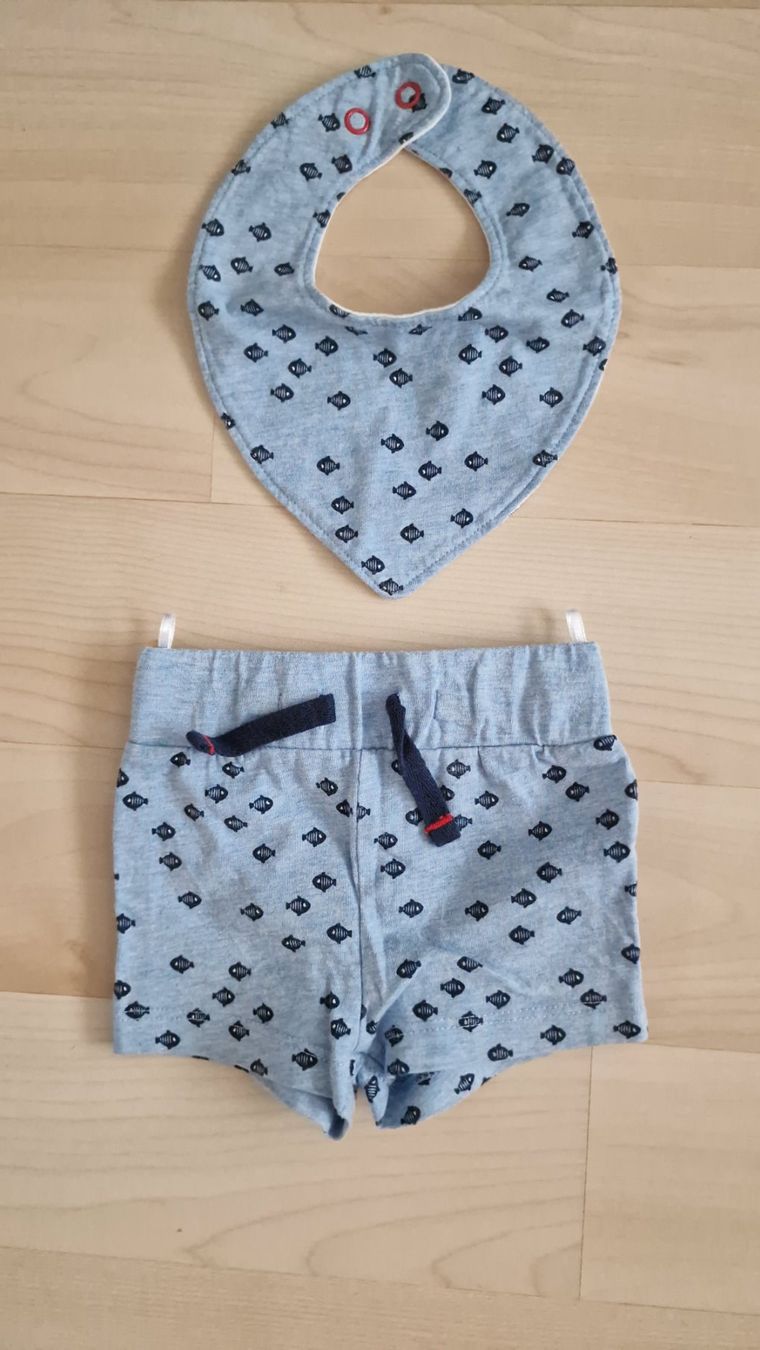 Hosen: Kurze Babyhose und Lätzchen gr 56 – Gebraucht aus Winterthur von Mmondeo