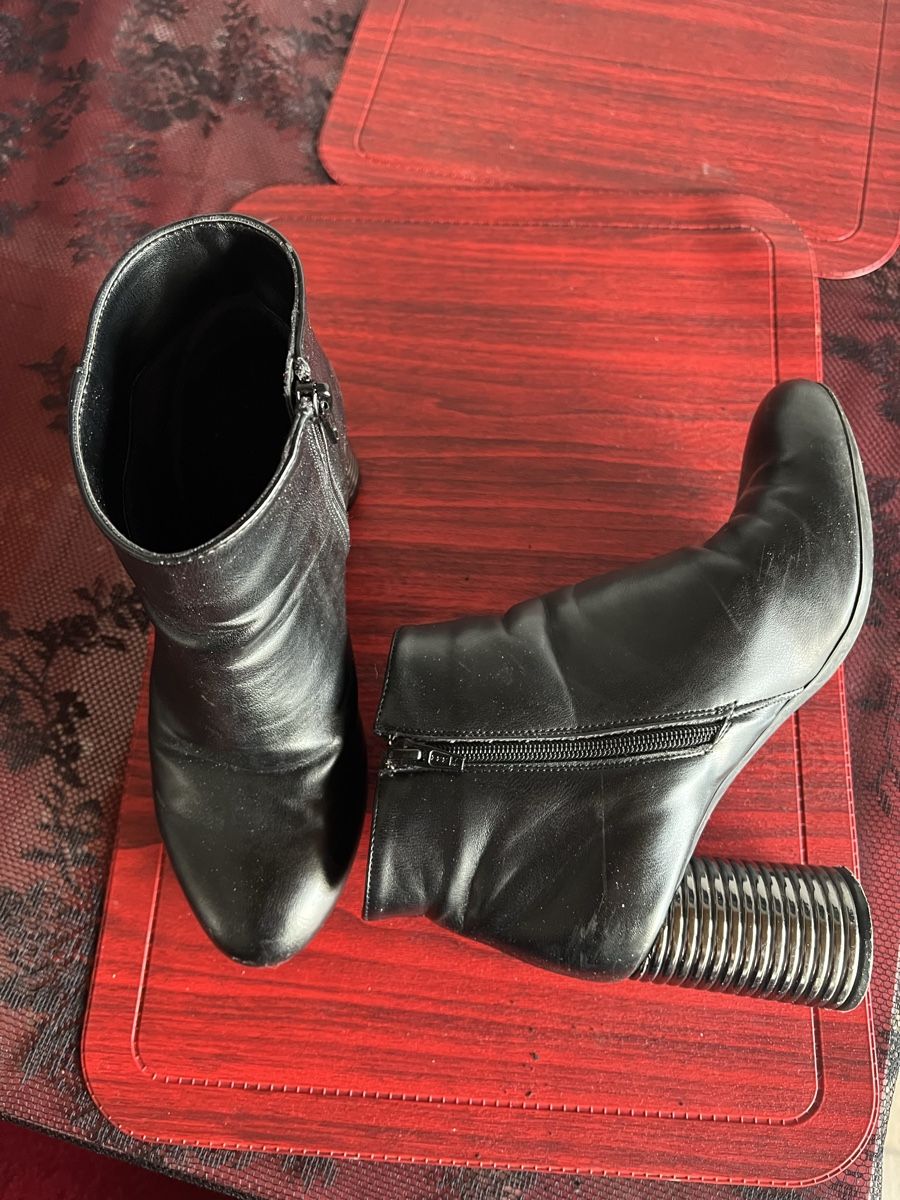 Scarpe da donna: Bottines super originales, chics noires, taille 37 – Usato da Chézard-St-Martin venduto da Cheyenne_75