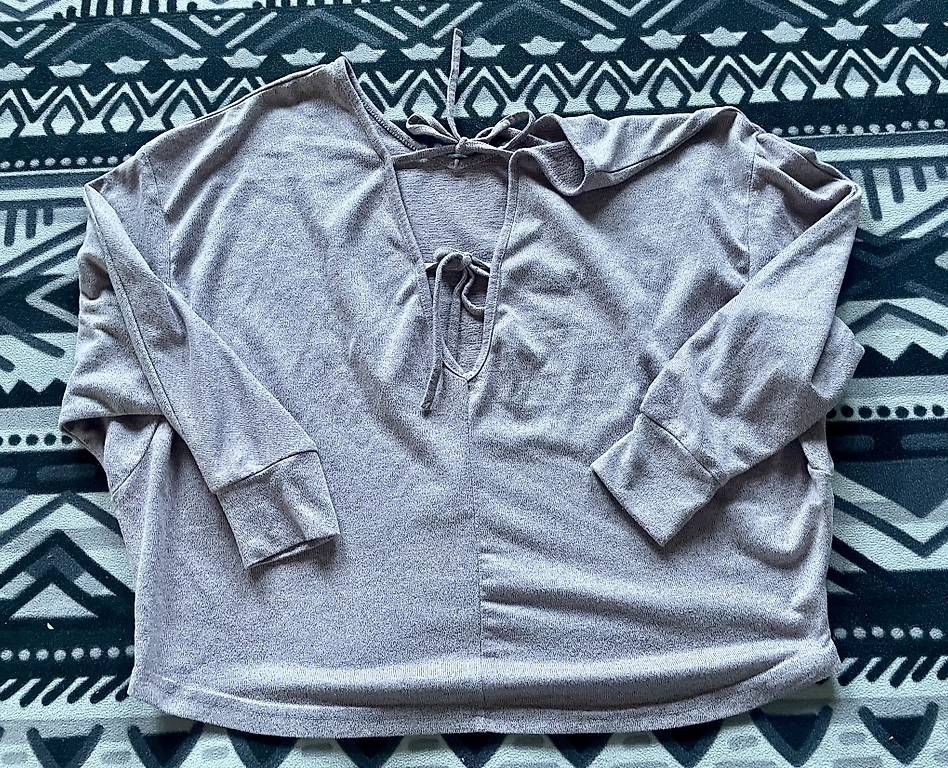 Maglioni & Felpe: What color is this – Usato da Herisau venduto da Ciaoschein 2