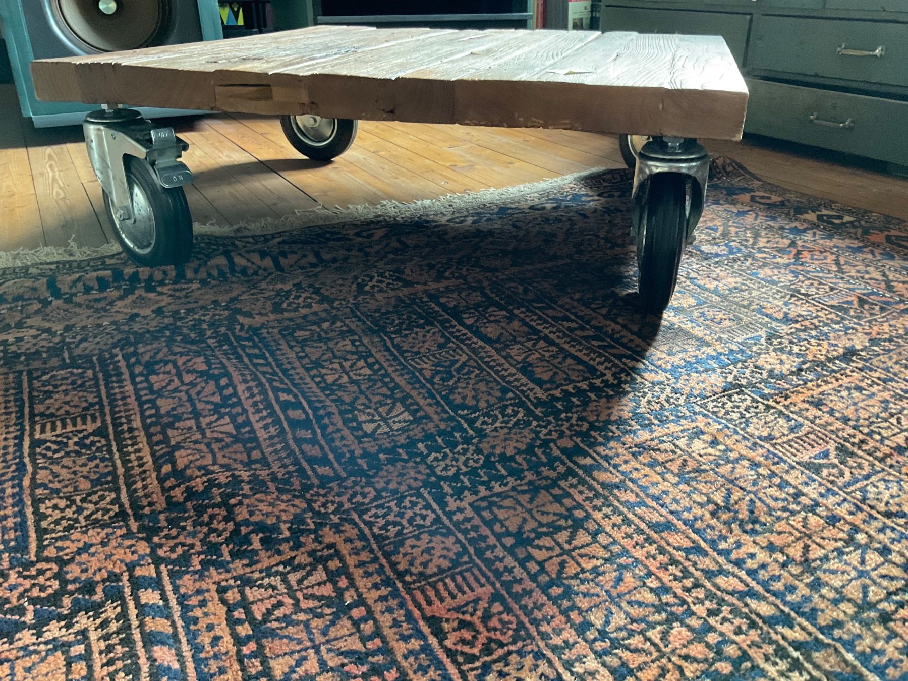 Tavoli: Table de salon basse en bois massif sur roues – Usato da Delémont venduto da vinylfreak01 3