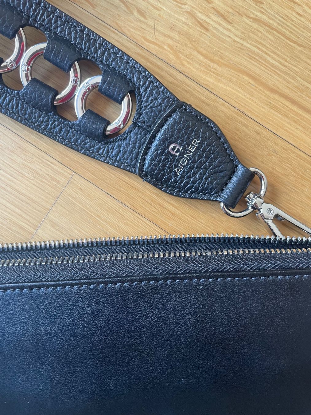 Aigner Borse: AIGNER Clutch mit drei Fächern und coolem Strap – Usato da Zürich venduto da fabienne1234 2
