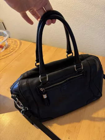 Handtasche Leder schwarz mit Umhängeriemen gebraucht