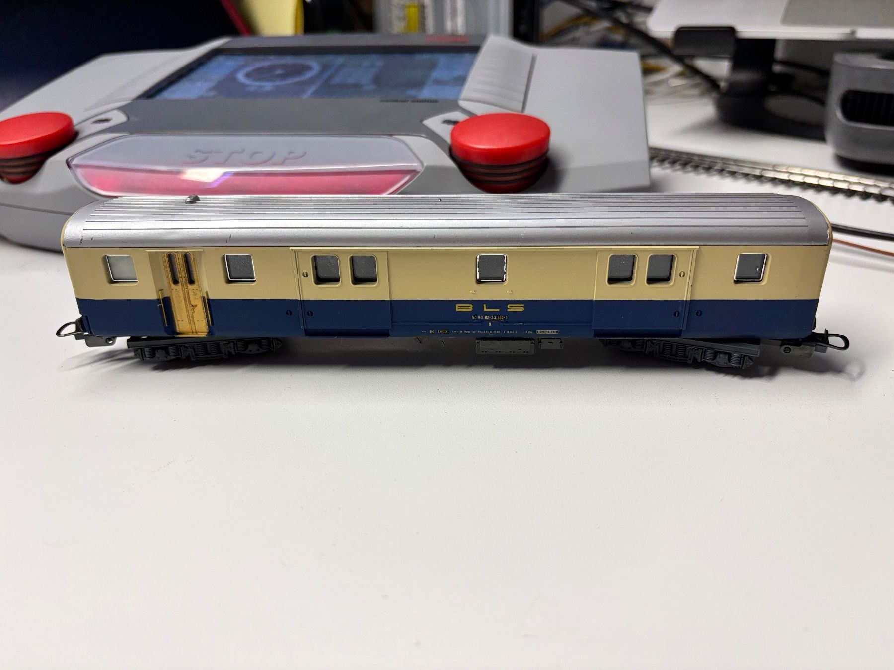Lima Modelleisenbahnen: Lima 309338 Gepäckwagen BLS – Gebraucht aus Rothenburg von Vanzonk