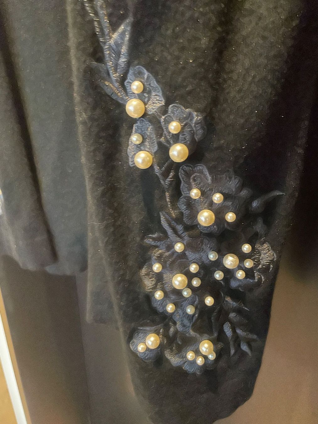 Giacche: Schwarze Strickjacke mit Perlen-Applikation, Grösse M/Neu – Nuovo (secondo la descrizione) da Volketswil venduto da rubin74 2