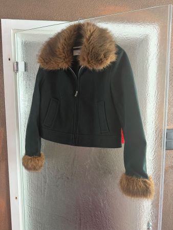 Kurze Jacke Stradivarius dunkelgrün mit Kunstfell Grösse S