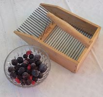 Schöner antiker Beerenflücker Beerenkamm GECO
