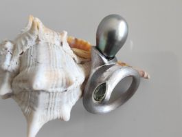 Calla Blüte Ring mit Tahitiperle und grünem Saphir