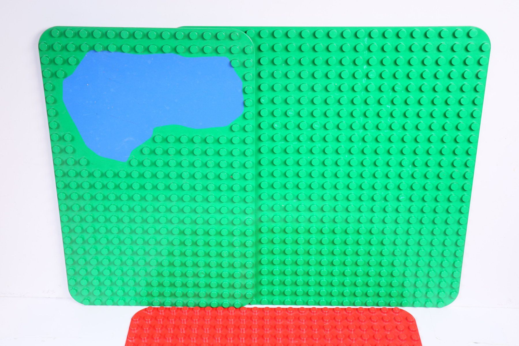 Lego Jeux de construction: Rote und 2 Grüne Duploplatte – D'occasion à Hettlingen par Scholi99 1