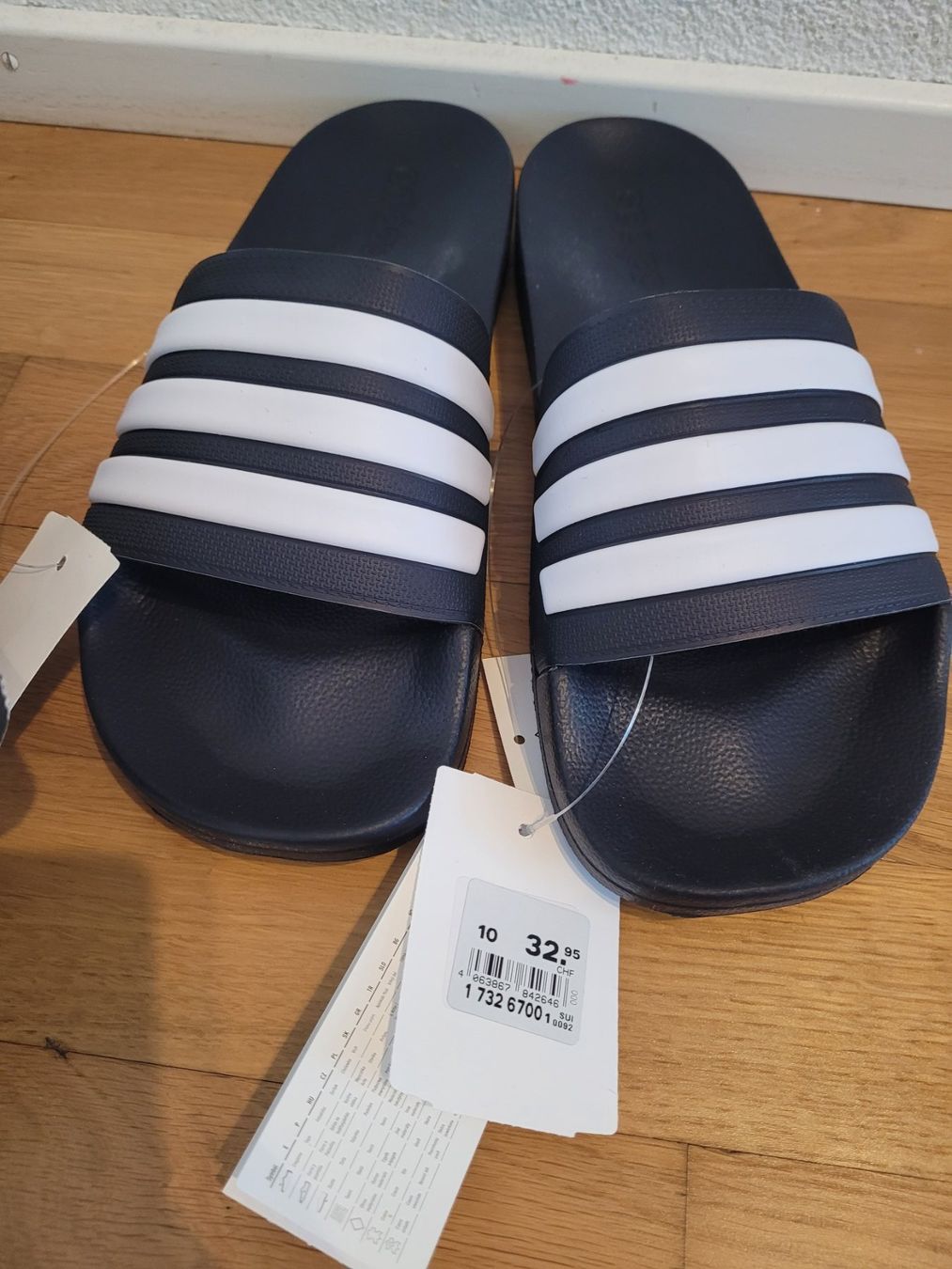 Adidas Herrenschuhe: Adidas Adiletten NEU 44.5 – Neu und originalverpackt aus Brunnen von  2