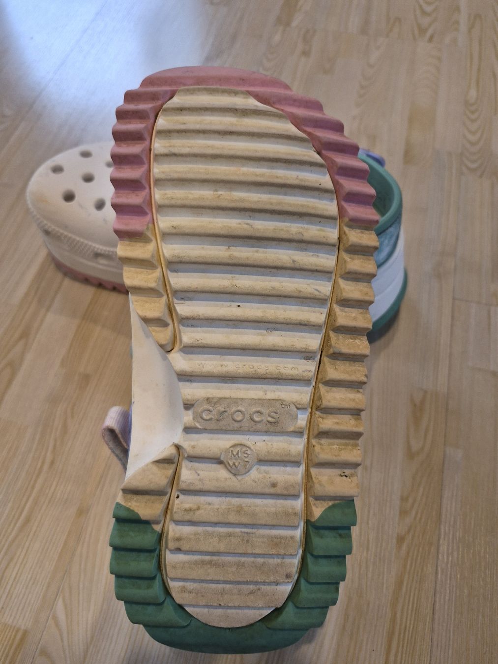 Crocs Chaussures hommes: Sabots Crocs blancs taille W5 multicolore usagé – D'occasion à Delémont par fab_cpg5 3