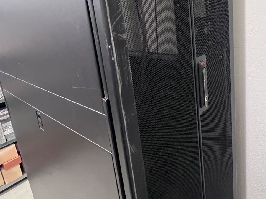 Apc Racks & Cavalletti: Serverschrank APC 48HE schwarz – Usato da Zürich venduto da wme_n5yf 4