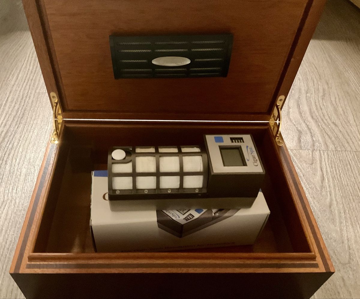 Davidoff Humidor per sigari: Davidoff Humidor - Edle Zigarrenbox mit Befeuchter! – Usato da Domat Ems venduto da allblack01 3