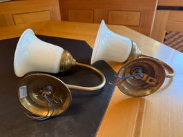 2 antike Wandleuchten (Weiss/Glas/Messing) - neuwertig