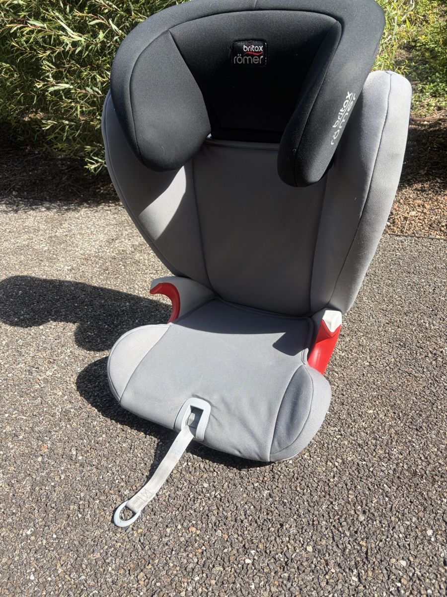 Britax Römer Seggiolini per auto: Britax Römer KidFix SL Kindersitz/Autositz – Usato da Oberwil-Lieli venduto da Toscombra