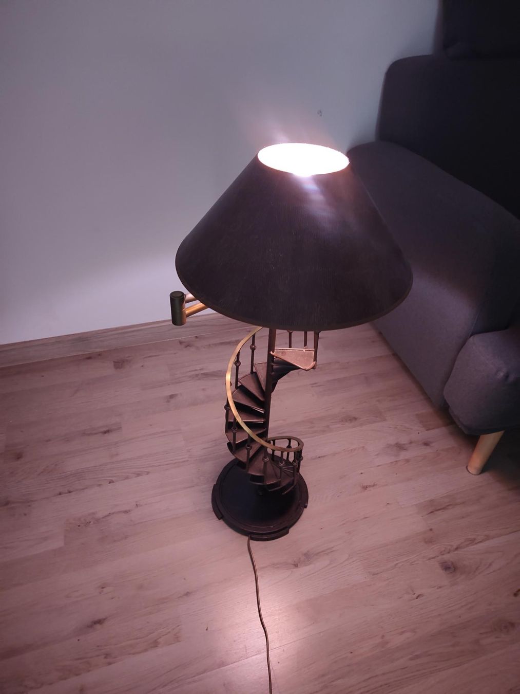 Lampen: Table lamp with spiral staircase base – Gebraucht aus Capolago von Bomberz