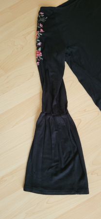 Schickes, schwarzes Oberteil mit Blumenstickerei, Grösse M