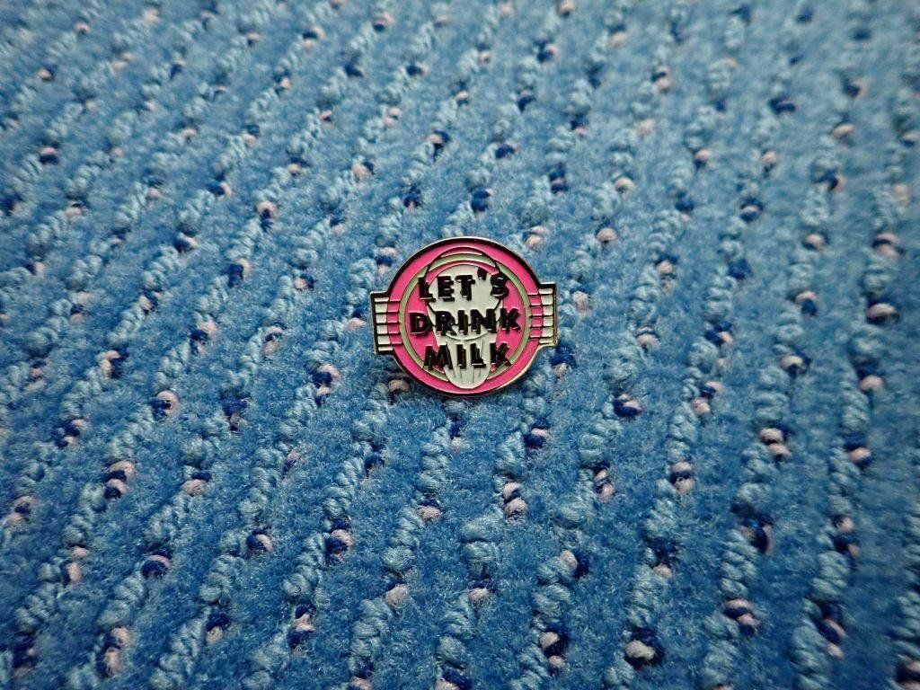 Placchette & Badge: Pin Let's drink milk – Nuovo (secondo la descrizione) da Galgenen venduto da Marc98