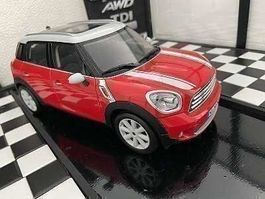 MINI COOPER COUNTRYMAN im Massstab 1:18