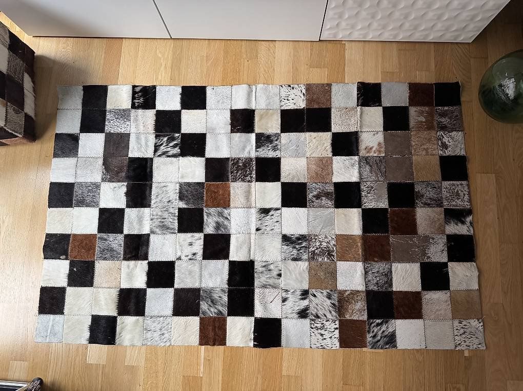 Tappeti: Echtes Kuhfell Patchwork Set: Teppich & Sitzhocker – Usato da Herisau venduto da Dinge-in-Bewegung 2