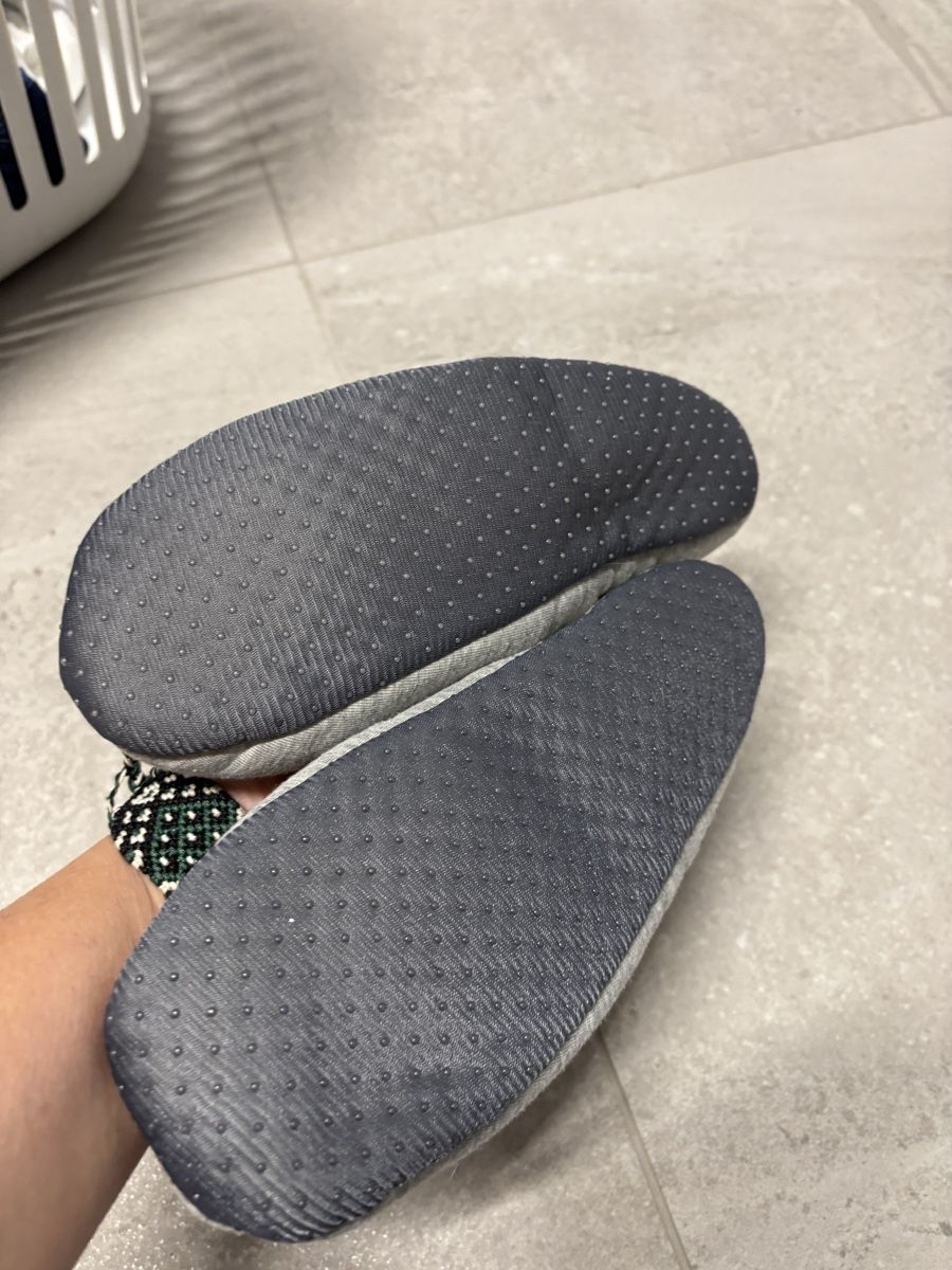 Scarpe da donna: Chaussons gris avec pompons taille 34 - 36  – Usato da Salvenach venduto da gwenwywar 1