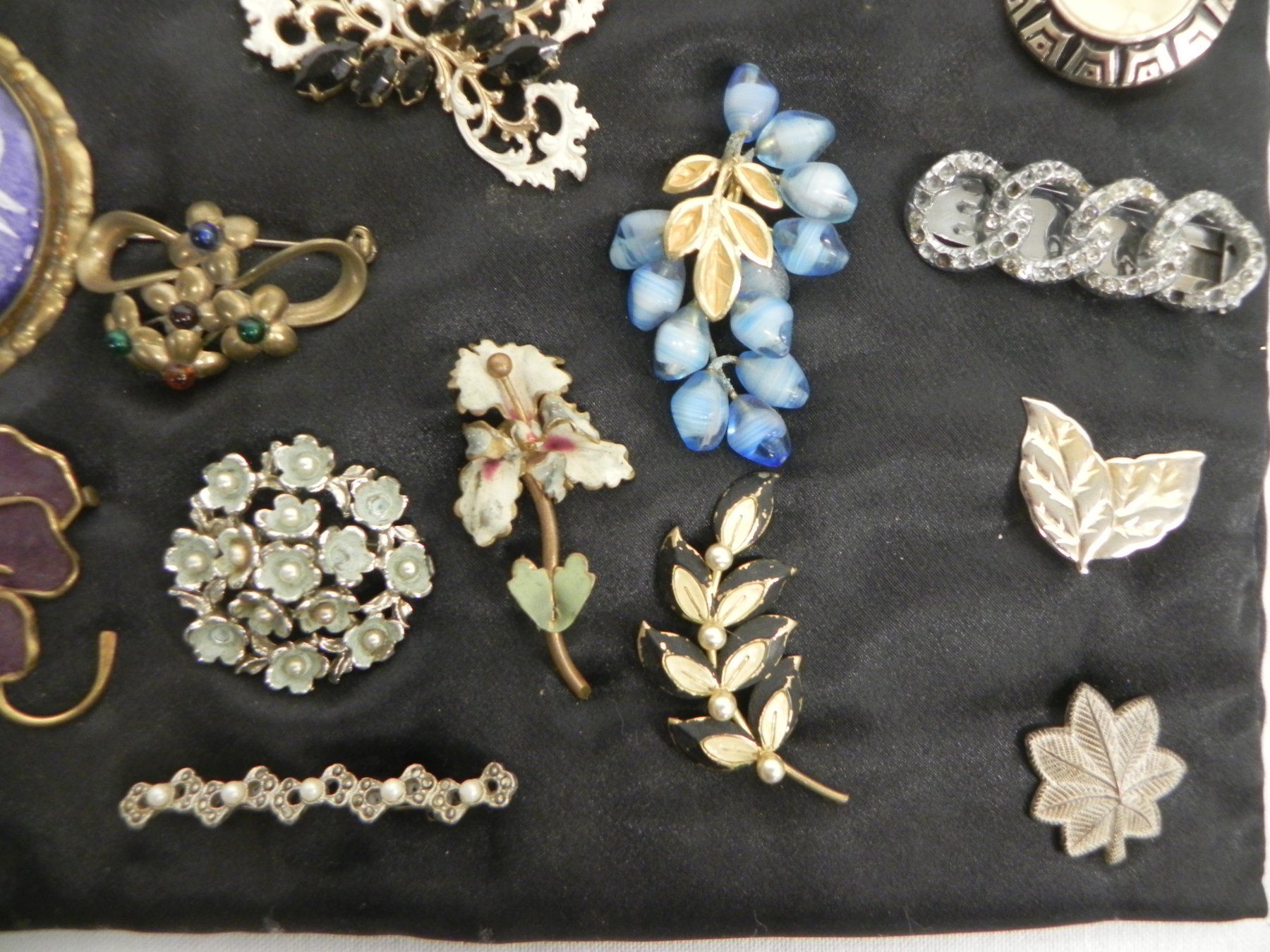 Broschen & Nadeln: Lot Brosche Strass Porzellan Versilbert – Gebraucht aus Basel von sellout007 4