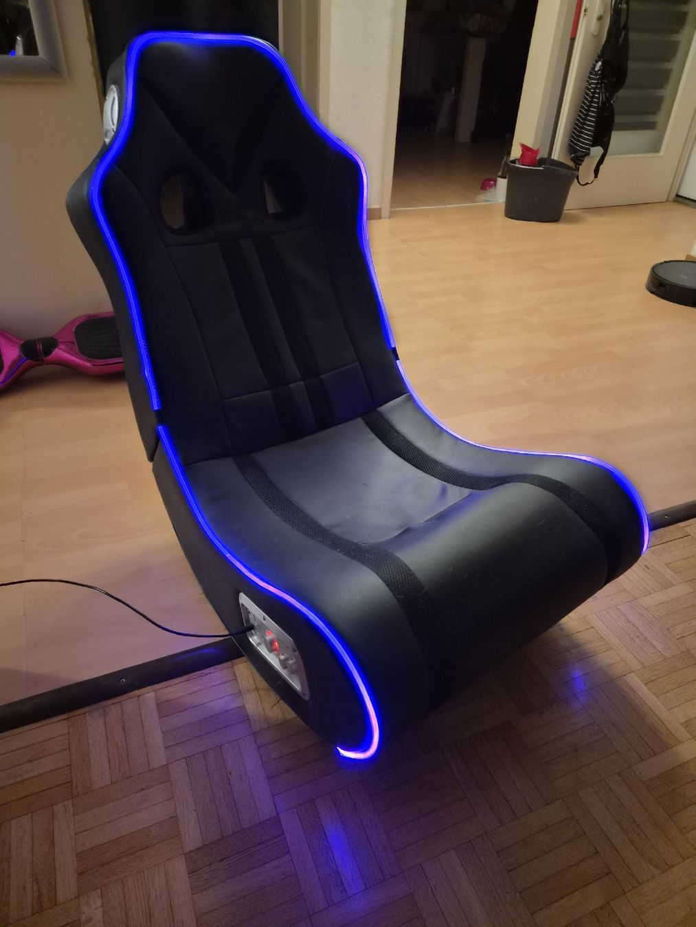 Conforama Poltrone: Gamingsessel mit LED & Musikboxen – Usato da Attiswil venduto da Velvet81