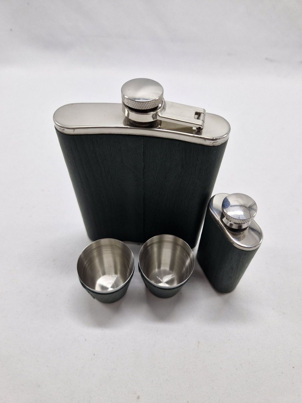 Flacons: FLASQUES en inox / Gainés en cuir – Neuf (Voir description) à Bulle par italicum 4