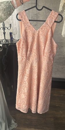 Robe de soirée rose poudré en dentelle, style vintage, été 2