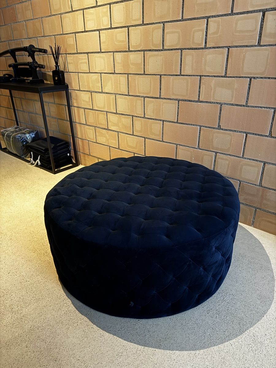 Hocker: Grosser Poufhocker Dunkelblau Samt – Gebraucht aus Adliswil von signorino01