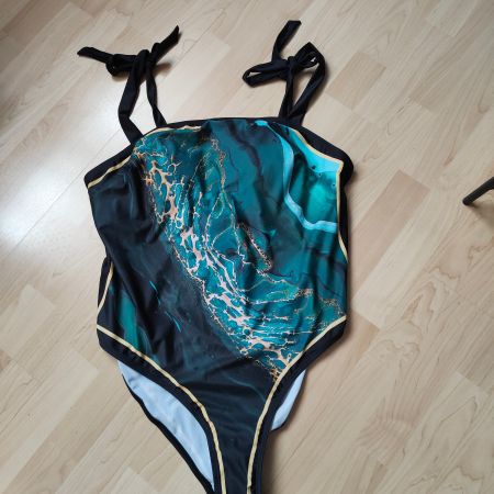 Badekleid mit passendem Pareo Gr. 52 Fr. 29.- neu