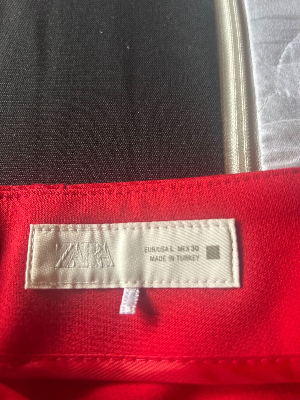 Zara Pantaloni: Zara pantalon rouge – Nuovo (secondo la descrizione) da Val-d'Illiez venduto da Dombou 2