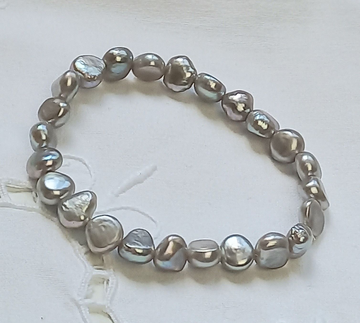 Bracciali & Braccialetti: Hell Graues Perlenarmband barock geformt. – Usato da Buchs AG venduto da Dzirul