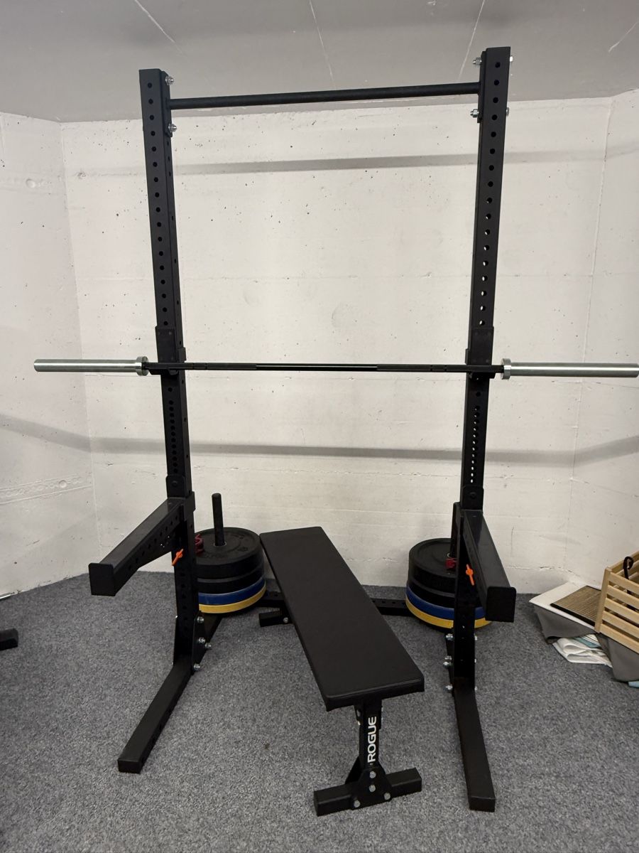 Rogue Hometrainer: Rogue SML-2 avec banc, barres et poids – Usato da St-Prex venduto da RR1973
