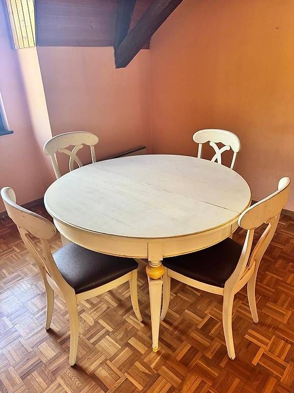 Set di tavolo e panche: Table Roche Bobois clair avec 4 chaises refaites + rallonge – Usato da Morgins venduto da bra_5qqy 2