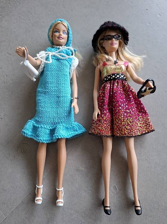 Puppen: 2 Barbies, Schrank, Kleider & Zubehör – Gebraucht aus Hellbühl von jornie