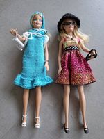 2 Barbies, Schrank, Kleider & Zubehör