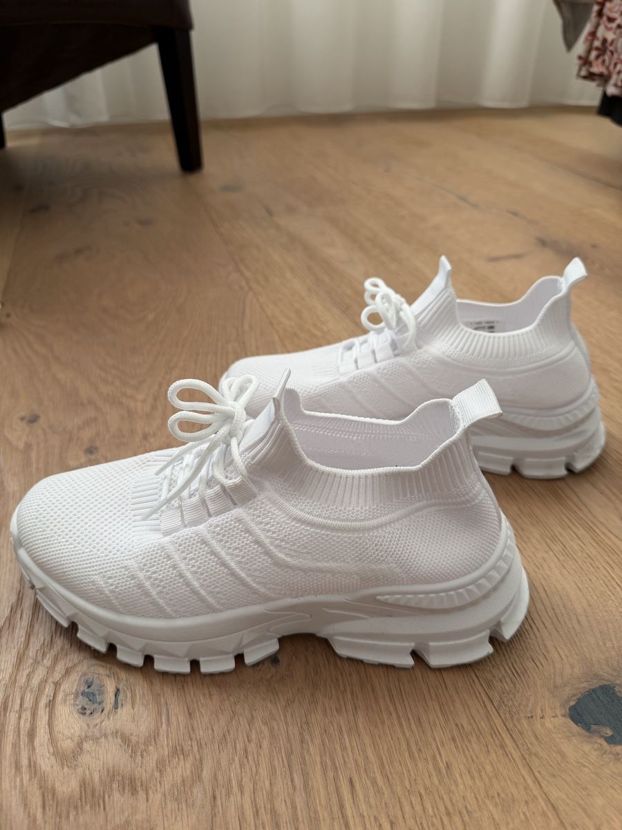 Damenschuhe: Weisse Sneaker, neuwertig, Grösse 38. – Gebraucht aus Richterswil von Dfdo