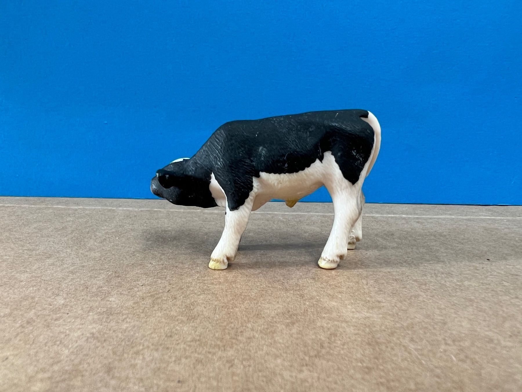 Schleich Statuette: Schleich Schwarzbunt Kalb, saugend – Usato da Ennetbaden venduto da mapa05 4