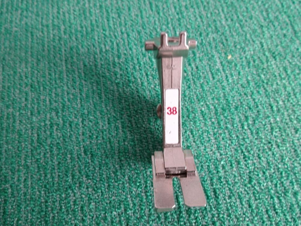 Bernina Paspelfuß #38 – Nähfuß Mit Ungleichen Unterseiten Für Schmale Bis Mittlere Paspeln, Ideal Für Unebene Stofflagen, Bänder, Kordeln & Klettverschluss – Passend Für Modellgruppen B,C,D,Ea2-4,Eb2-4,Ec,F